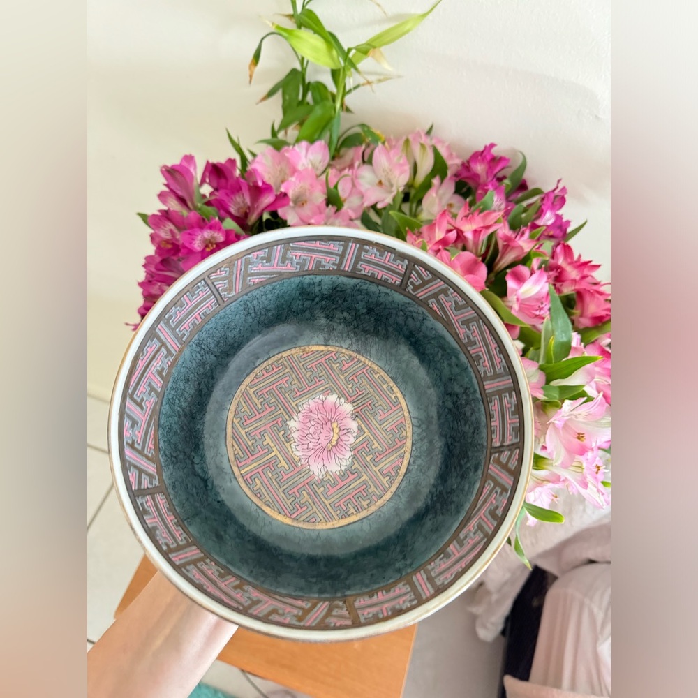 Chinese Porcelain salat bowl Lotus Flowers Geometric Green Rose Rim
Center PO